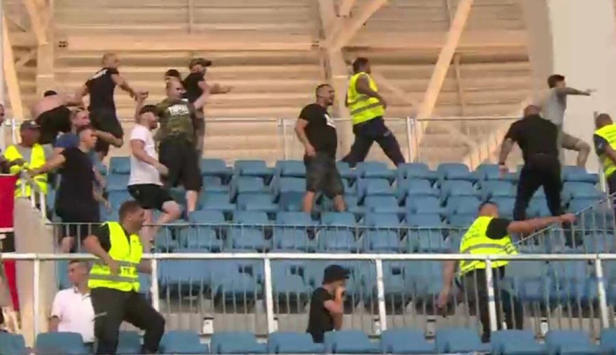 CRAIOVA - HONVED // FOTO Incidente cu ultrașii maghiari în prima repriză! Jandarmii au intervenit în forță