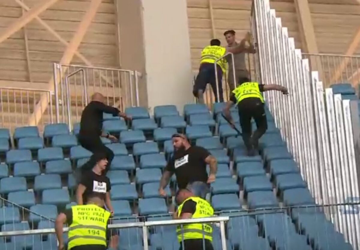 CRAIOVA - HONVED // FOTO Incidente cu ultrașii maghiari în prima repriză! Jandarmii au intervenit în forță