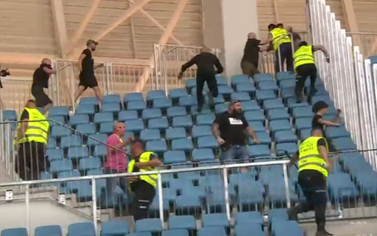 CRAIOVA - HONVED // FOTO Incidente cu ultrașii maghiari în prima repriză! Jandarmii au intervenit în forță