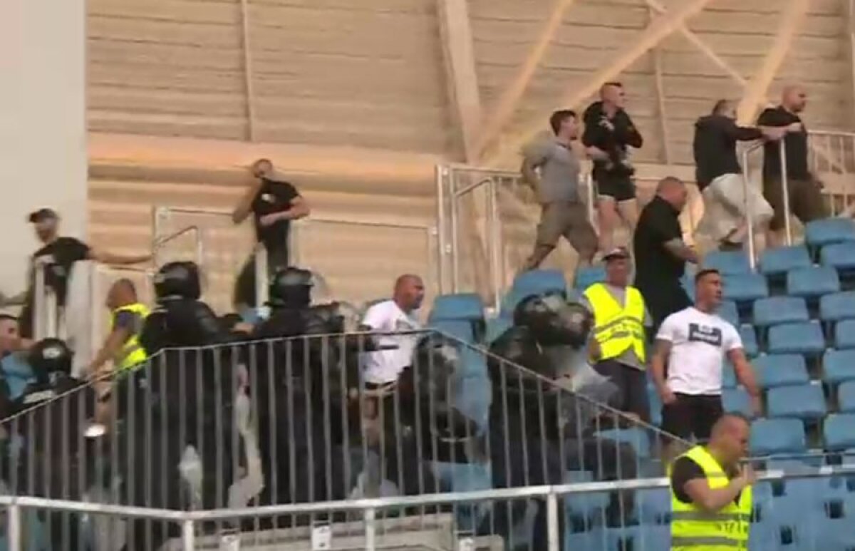 CRAIOVA - HONVED // FOTO Incidente cu ultrașii maghiari în prima repriză! Jandarmii au intervenit în forță