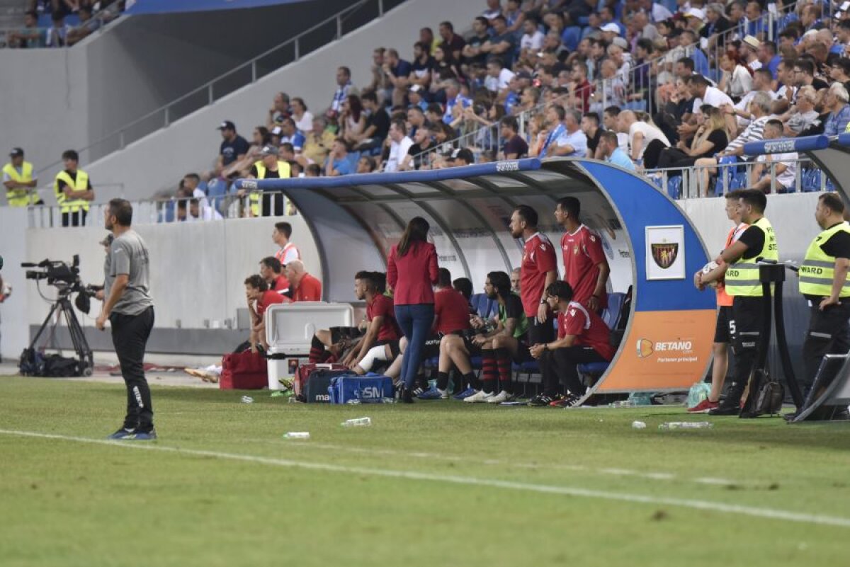 CRAIOVA - HONVED // FOTO Tamara Nemeth, directorul tehnic de la Honved, a atras toate privirile pe „Oblemenco”: „Nu mă sperii de cei 40 de bărbați din club!”