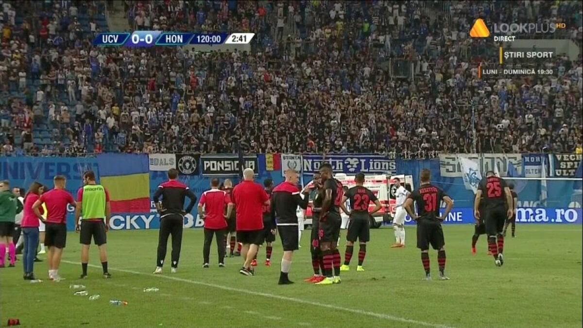 INCIDENTE CRAIOVA - HONVED // FOTO 30 de minute NU s-a jucat pe „Ion Oblemenco”! Arbitrul a fost lovit din peluză, meciul s-a reluat cu rezerva la centru