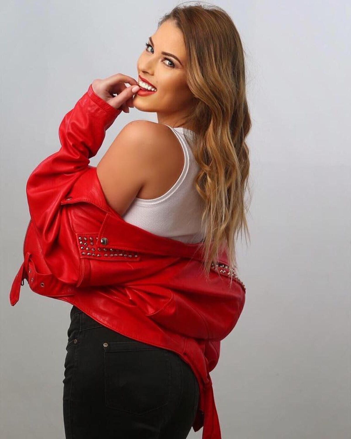 VIDEO Roxana Nemeș, din Playboy la Survivor, alături de Cătălin Moroșanu: „Mă trezesc la 6 dimineața ca să ajung la sală"