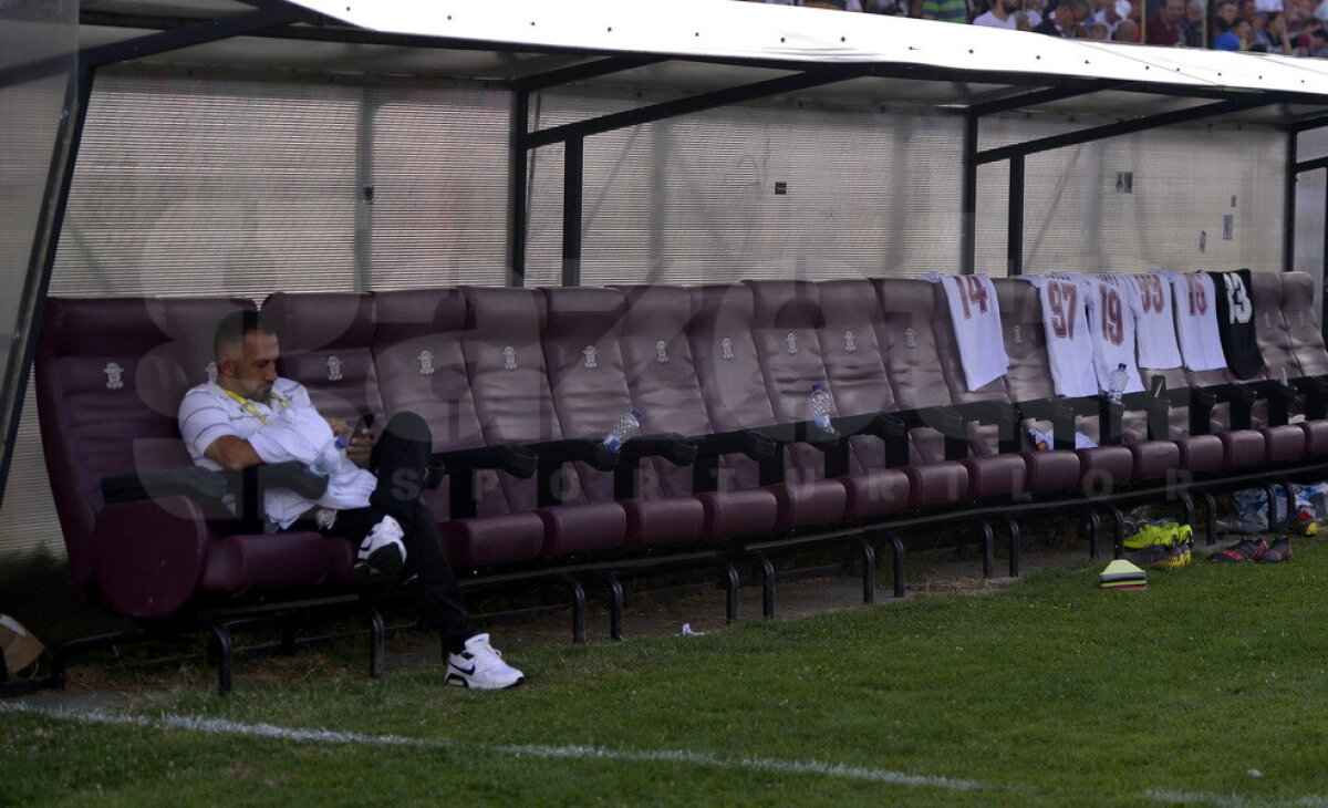 RAPID // Alb-vișiniii joacă la intimidare » Puf pentru rapidiști, plastic pentru adversari!