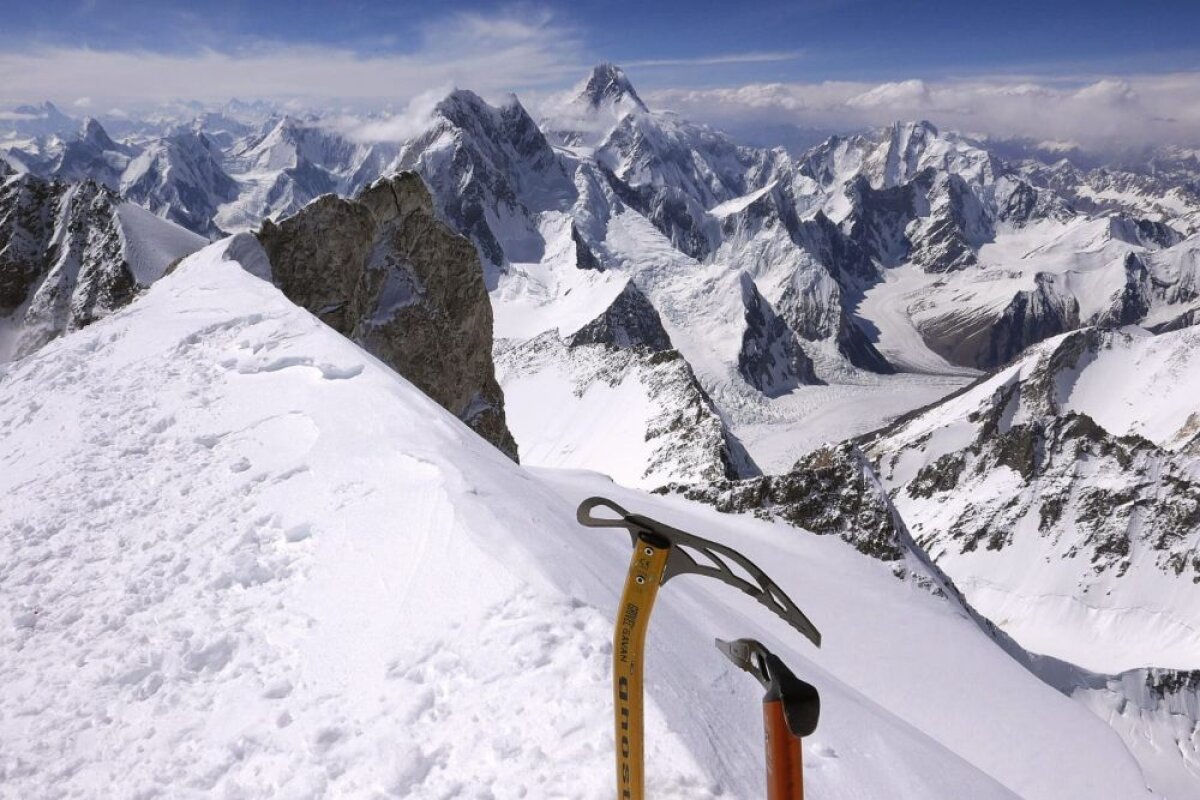 Alex Găvan, o nouă performanță remarcabilă: a escaladat Gasherbrum II, al 7-lea vârf de peste 8000 de metri, fără oxigen suplimentar