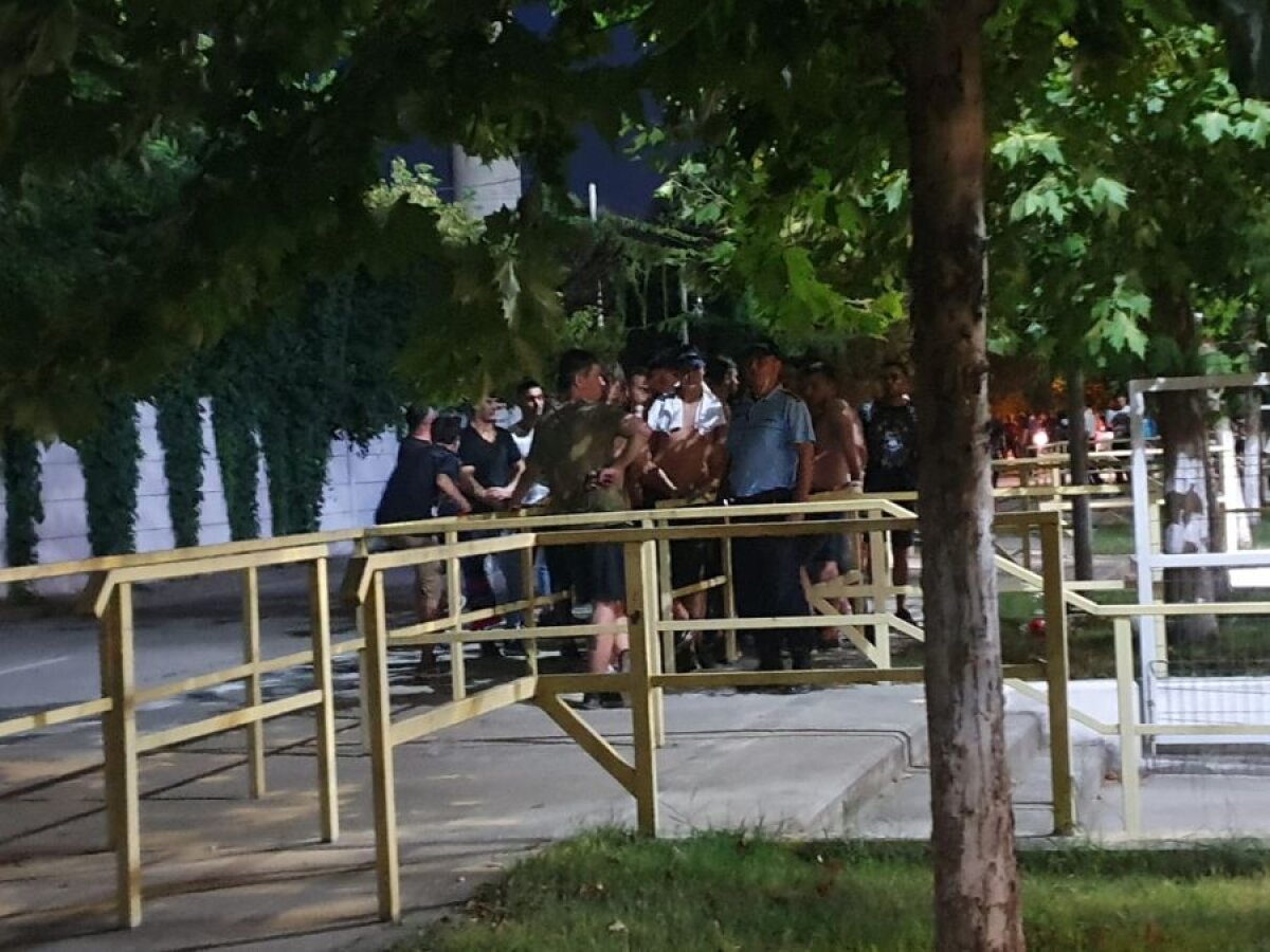 FCSB - MLADA BOLESLAV // FOTO+VIDEO Gigi Becali și Mihai Stoica, înjurați de suporteri înainte de meci » Fanii au aruncat în teren cu euro falși, imprimați cu fața lui Gigi Becali