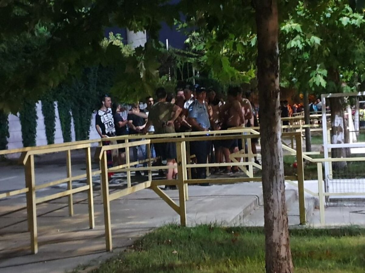 FCSB - MLADA BOLESLAV // FOTO+VIDEO Gigi Becali și Mihai Stoica, înjurați de suporteri înainte de meci » Fanii au aruncat în teren cu euro falși, imprimați cu fața lui Gigi Becali