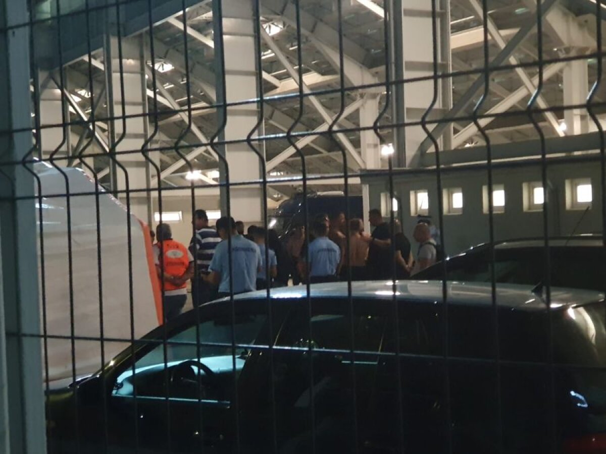 FCSB - MLADA BOLESLAV // FOTO+VIDEO Gigi Becali și Mihai Stoica, înjurați de suporteri înainte de meci » Fanii au aruncat în teren cu euro falși, imprimați cu fața lui Gigi Becali