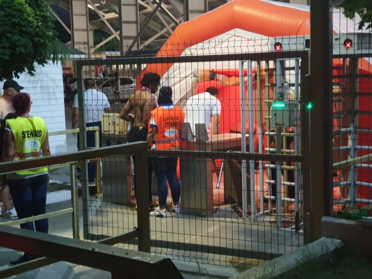 FCSB - MLADA BOLESLAV // FOTO+VIDEO Gigi Becali și Mihai Stoica, înjurați de suporteri înainte de meci » Fanii au aruncat în teren cu euro falși, imprimați cu fața lui Gigi Becali