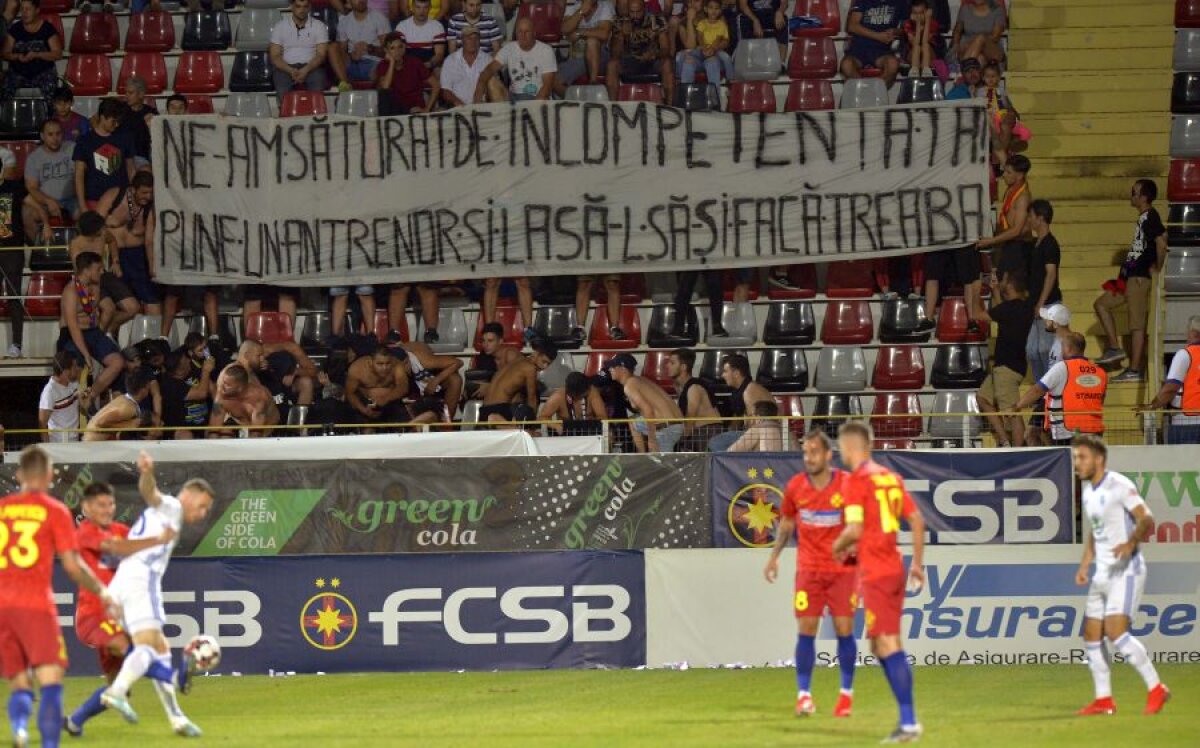 FCSB - MLADA BOLESLAV // FOTO+VIDEO Gigi Becali și Mihai Stoica, înjurați de suporteri înainte de meci » Fanii au aruncat în teren cu euro falși, imprimați cu fața lui Gigi Becali