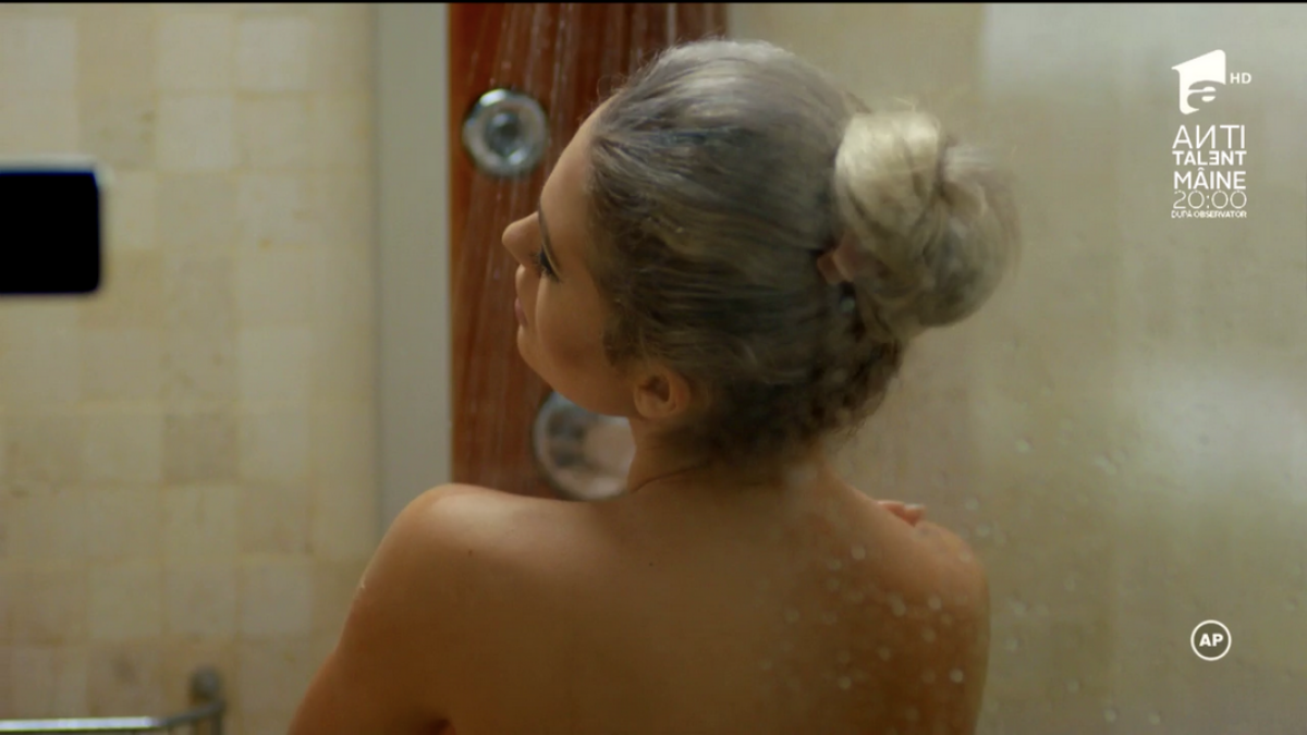 GALERIE FOTO HOT // Michaela Prosan a fost surprinsă GOALĂ la duș! A dezvăluit că se uită la filme pentru adulți