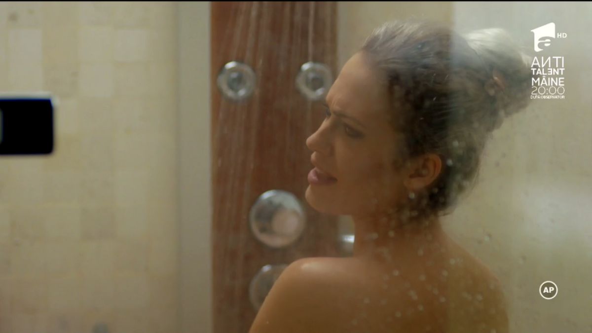 GALERIE FOTO HOT // Michaela Prosan a fost surprinsă GOALĂ la duș! A dezvăluit că se uită la filme pentru adulți