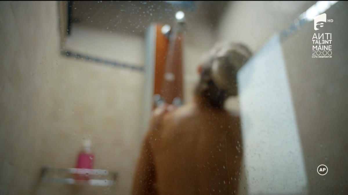 GALERIE FOTO HOT // Michaela Prosan a fost surprinsă GOALĂ la duș! A dezvăluit că se uită la filme pentru adulți