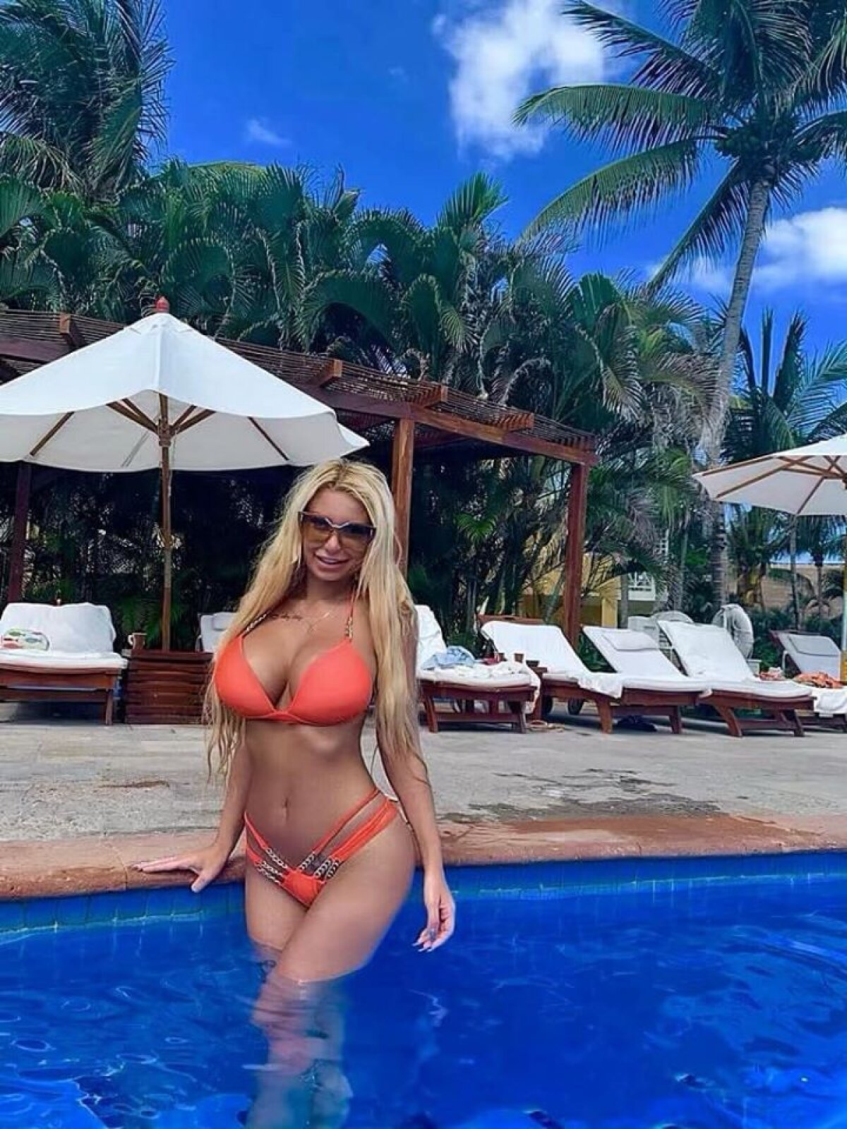 FOTO Giulia Sabrina, blonda din București care adună mii de like-uri cu pozele sexy de pe Facebook!  „Mai bine o diavoliță în toată splendoarea decât o sfântă prefăcută”