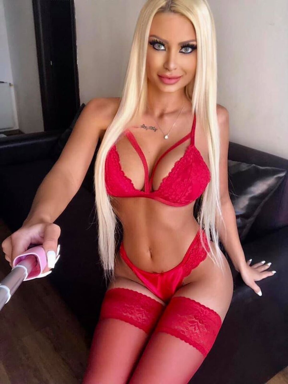 FOTO Giulia Sabrina, blonda din București care adună mii de like-uri cu pozele sexy de pe Facebook!  „Mai bine o diavoliță în toată splendoarea decât o sfântă prefăcută”