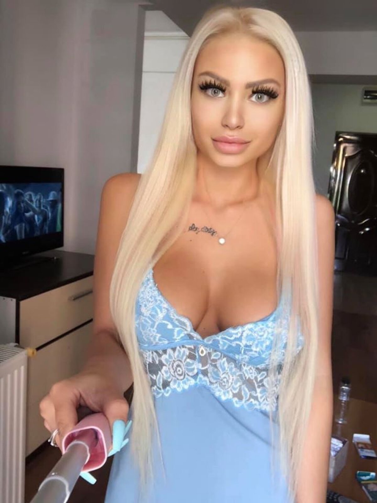 FOTO Giulia Sabrina, blonda din București care adună mii de like-uri cu pozele sexy de pe Facebook!  „Mai bine o diavoliță în toată splendoarea decât o sfântă prefăcută”