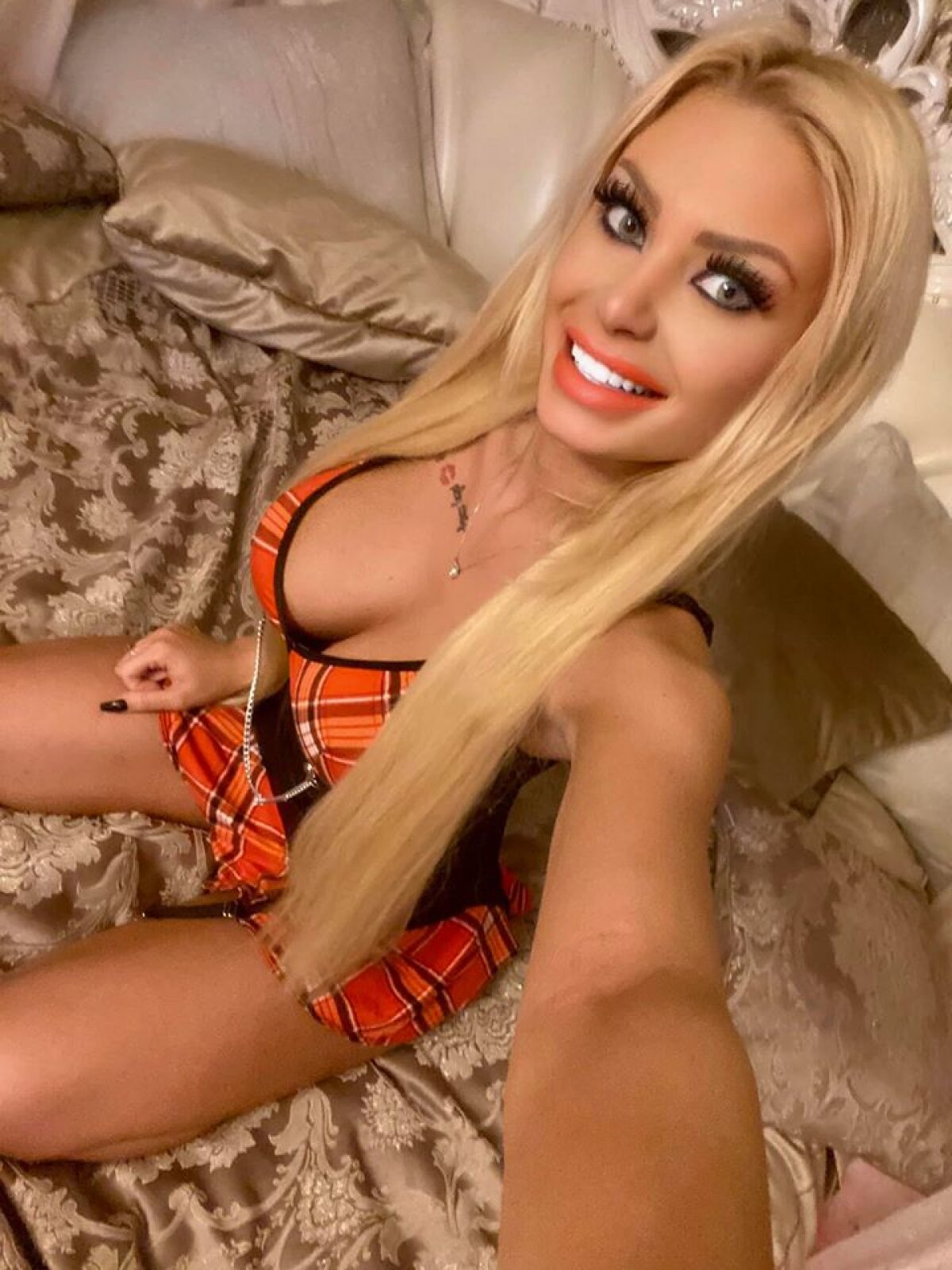 FOTO Giulia Sabrina, blonda din București care adună mii de like-uri cu pozele sexy de pe Facebook!  „Mai bine o diavoliță în toată splendoarea decât o sfântă prefăcută”