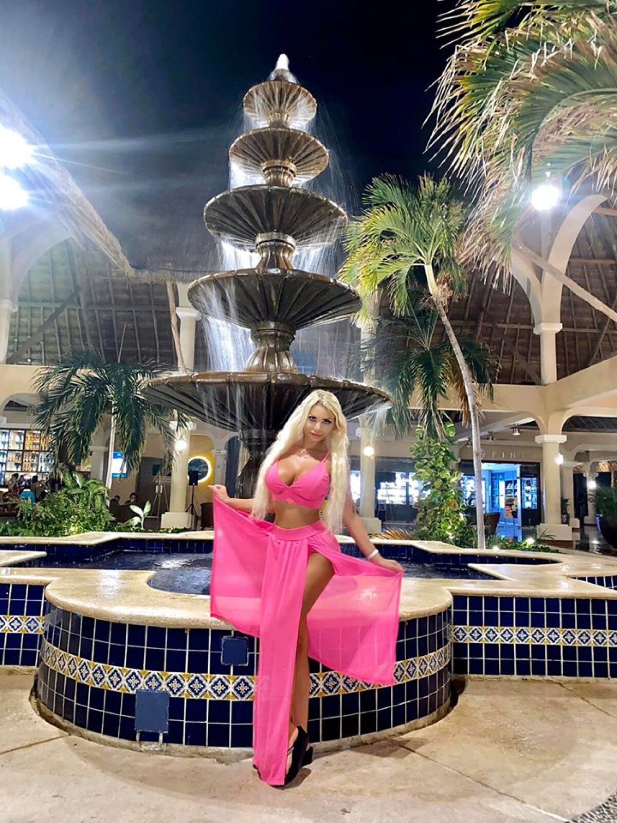 FOTO Giulia Sabrina, blonda din București care adună mii de like-uri cu pozele sexy de pe Facebook!  „Mai bine o diavoliță în toată splendoarea decât o sfântă prefăcută”