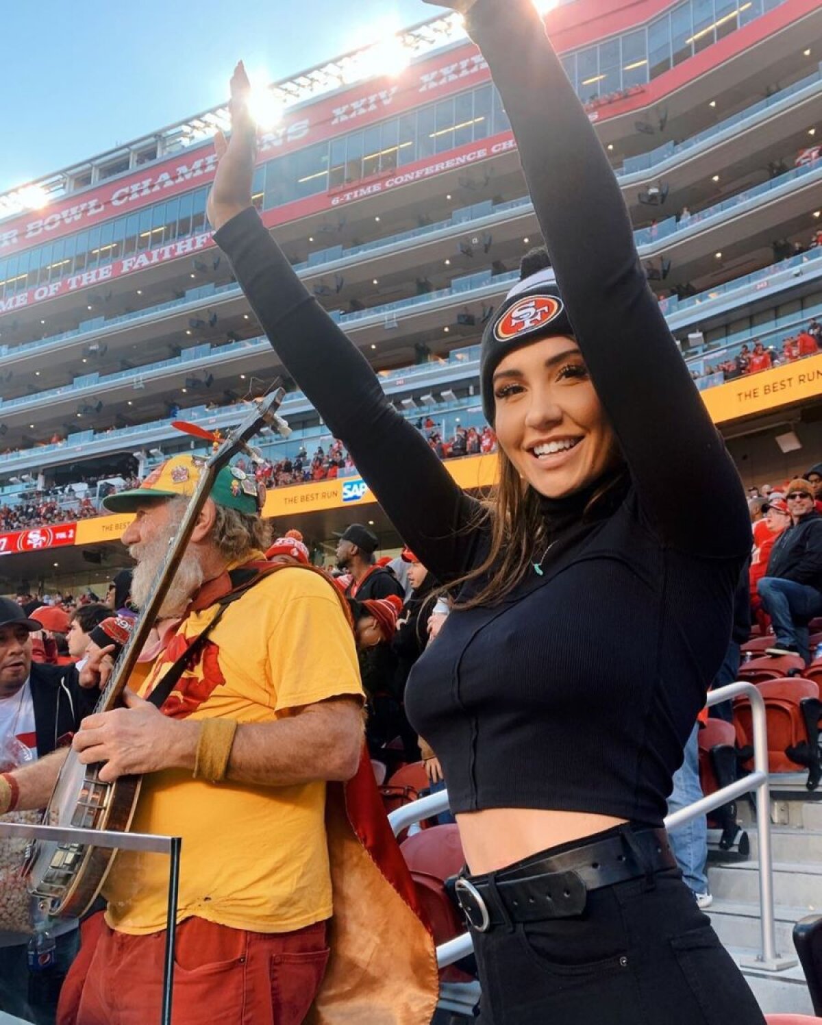 FOTO Katie Williams a făcut show pe stadion! A mers la meci fără sutien: „Ce bine e, baby!”