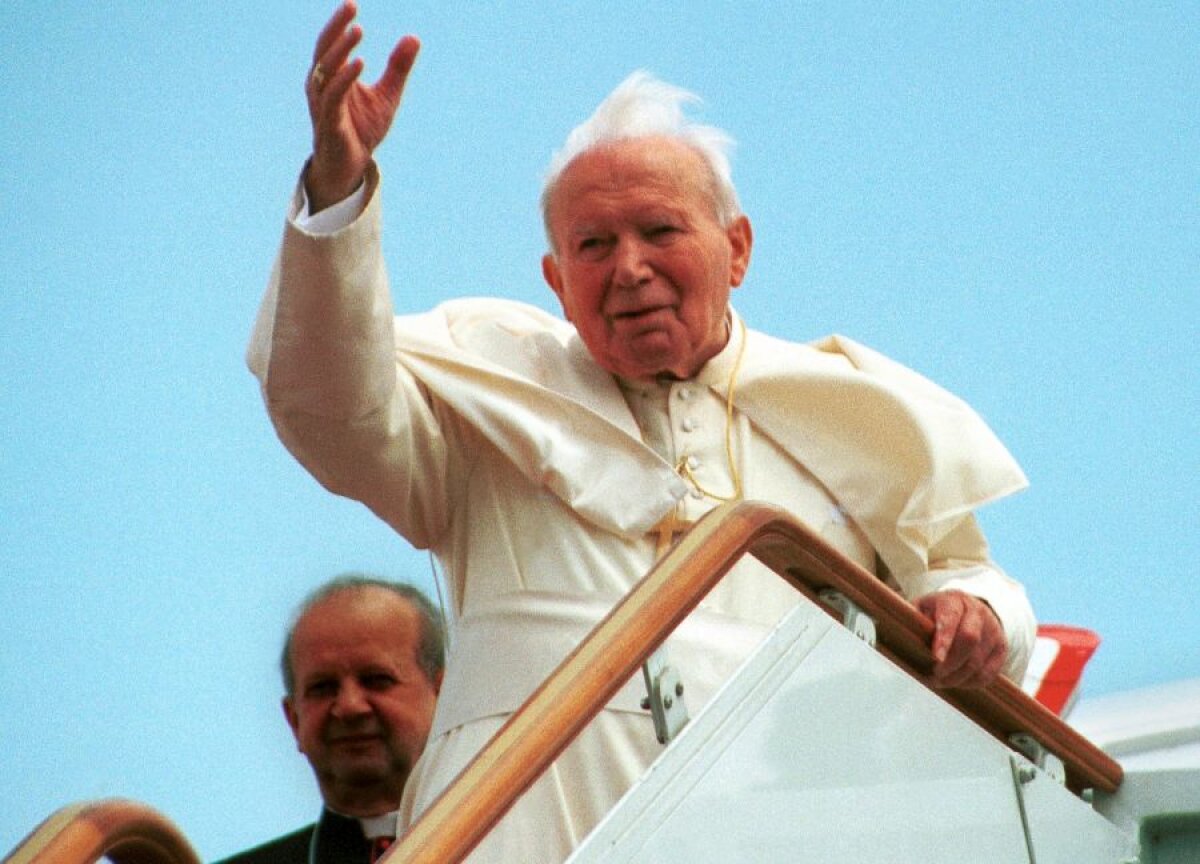 Papa Ioan Paul al II-lea. 100 de ani de la nașterea celui mai iubit Suveran Pontif: membru onorific la un club din Bundesliga și multiple legături cu sportul