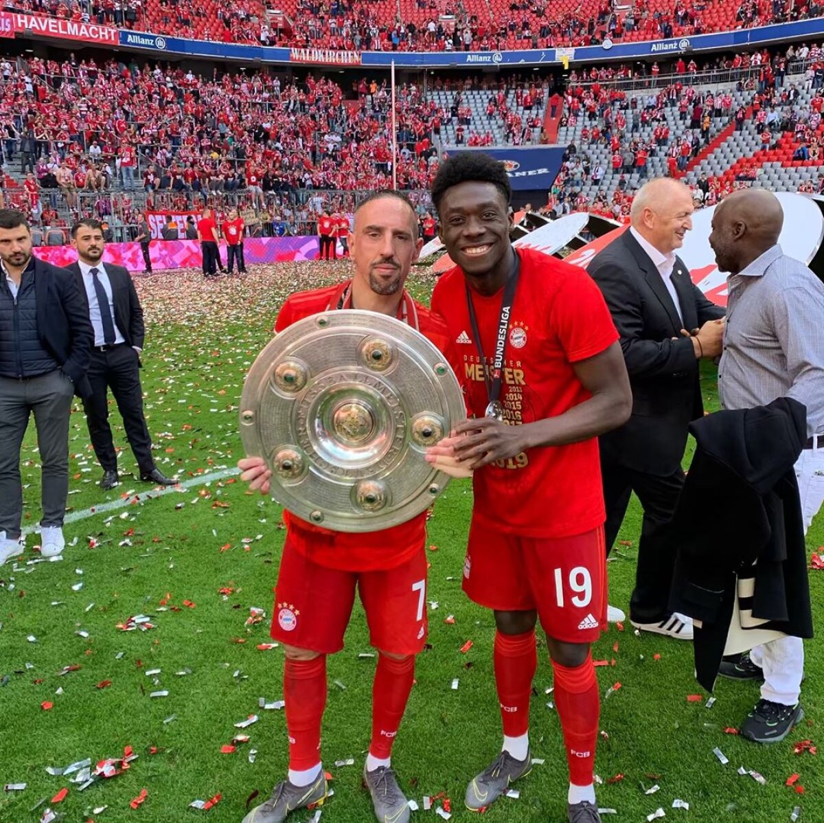 VIDEO+FOTO Poveste de dragoste între fotbalistul lui Bayern și jucătoarea de la PSG » Alphonso Davies și Jordyn Huitema se iubesc la distanță