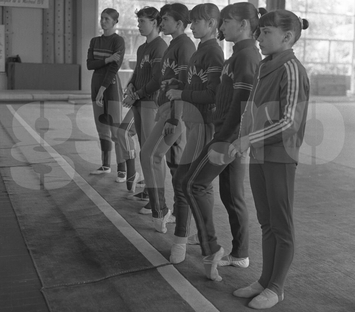 Cum erau văzute gimnastica românească și Nadia Comăneci de americani: „Mereu speriate, niciodată fericite” » Dezvăluiri cutremurătoare despre soții Karolyi: „El le umilea și le pălmuia, ea le înfigea degetele în gât”