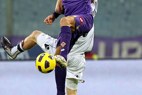 Viitorul lui Mutu la Fiorentina e în aer. Dacă face infiltraţii, ar putea reveni duminică pe pămînt în meciul cu Inter Foto: Guliver/GettyImages