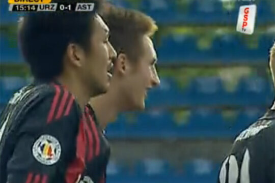 Bogdan Rusu (dreapta), felicitat după gol de căpitanul Astrei, Seto Takayuki (captură GSP TV)