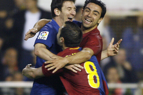 Messi, Xavi şi Iniesta compun triunghiul magic care subordonează jocul adversarilor Foto: Reuters