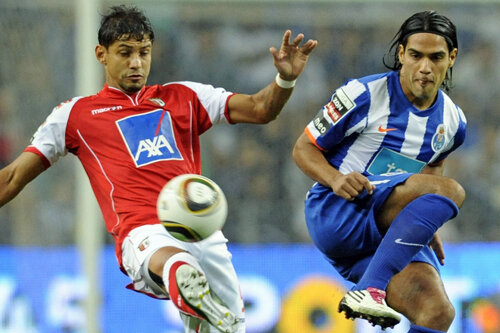 Falcao (dreapta, în duel cu Moises) e golgeterul EL, cu 16 reuşite, doborînd recordul competiţiei Foto: Reuters