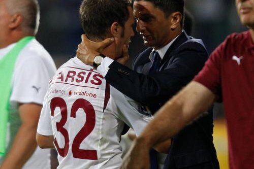 După gol, Răzvan pare că-l ceartă pe Apostol, dar antrenorul doar îl felicita pentru inspiraţie