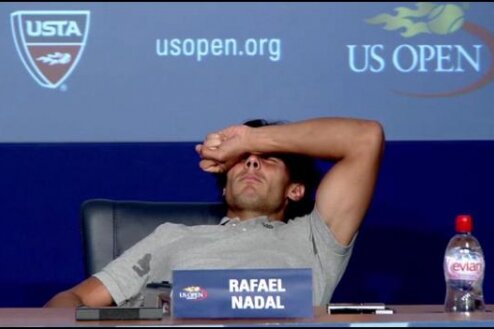 Nadal a căzut sub masă de durere