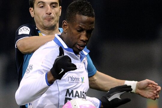 Niculae îl presează pe Willy Boly, mijlocaşul lui Auxerre Foto: MediafaxFoto