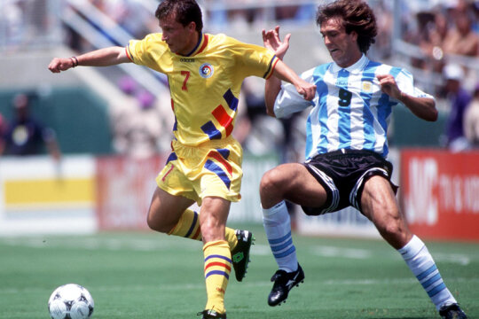 3 iulie 1994, Los Angeles. Ziua cînd marele Batistuta a fost depăşit de tenacitatea lui Dorinel Munteanu: România - Argentina 3-2, la CM 1994. În medalion, Batigol în varianta 2010, cînd a fost ambasador al candidaturii Qatarului pentru CM 2022 // Foto: Guliver/GettyImages