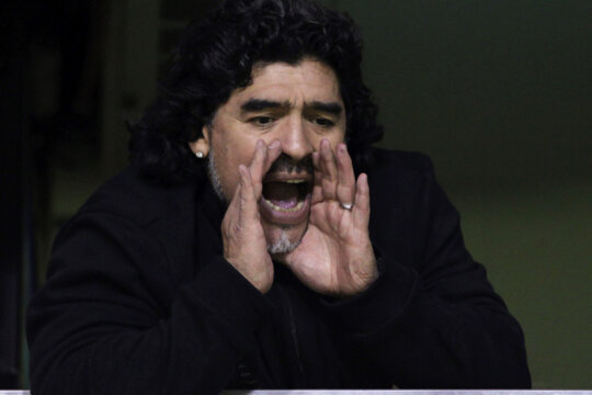 Maradona își iese din minți cînd dă de Olăroiu. În trei meciuri în Emirate, românul l-a bătut de două ori cu Al Ain, pierzînd un meci