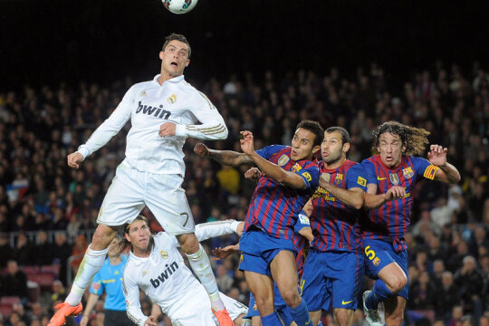 Cristiano Ronaldo se înalţă imperial lîngă Thiago, Mascherano şi Puyol (de la stînga la dreapta), speriaţi de furia atacantului de la Real // Foto: Guliver/GettyImages