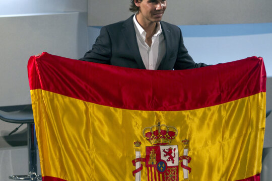 Rafael Nadal şi drapelul cu care va defila în fruntea Spaniei