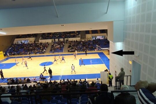 Spectatorii din tribuna
nou construită la Sala
Olimpia din Ploiești nu pot
vedea poarta din dreapta
la un meci de handbal
Foto: observatorulph.ro
