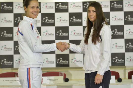 Bunele prietene Ana Ivanovici (stînga) şi Sorana Cîrstea vor fi primele pe teren. Sîrboaica are 2-0 în meciurile directe // Foto: Cristi Preda