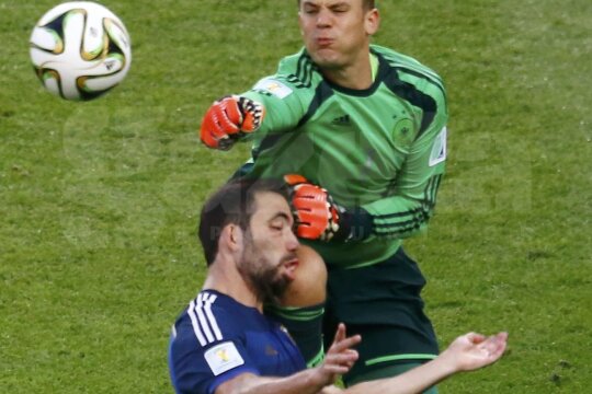 Neuer îl loveşte în plin, ca un tren, pe Higuain // Foto: Reuters