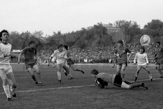 Mulțescu a început fotbalul la juniorii Stelei, dar s-a consacrat la Dinamo
