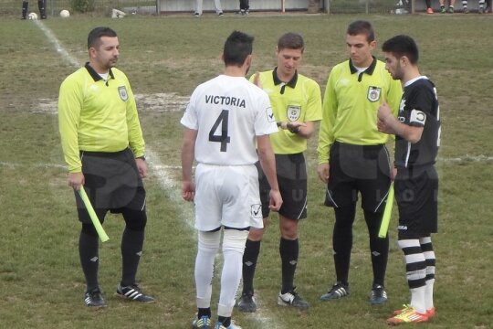 Căpitanii celor două formații aleg mingea sau poarta