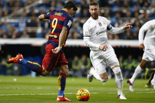 Suarez (stînga), exterior de aur. Sergio Ramos, doar spectator // Foto: Reuters