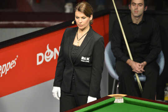 Michaela McInnes în timpul primului demonstrativ de la Bucureşti, alături de Ronnie O'Sullivan // Foto: Raed Krishan