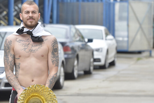 Alibec îşi afişează mândru fizicul, tatuajele şi trofeul de campion