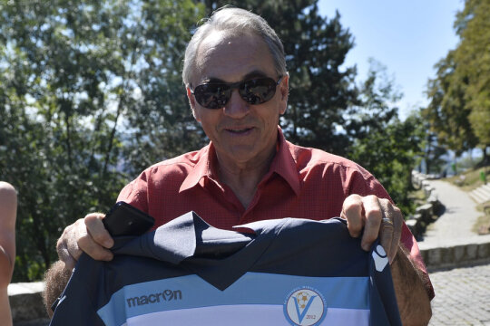 Profesorul Georgescu și tricoul pe care sunt imprimate numele lui Vlad și Alex (vezi foto 2) // FOTO Raed Krishan (Cluj)