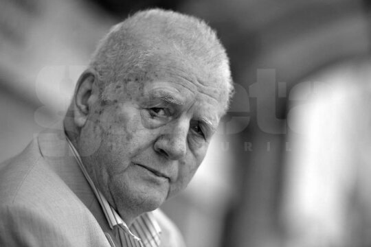 Pădureanu era cetățean de onoare al municipiului Bistrița, iar stadionul din oraș îi poartă numele