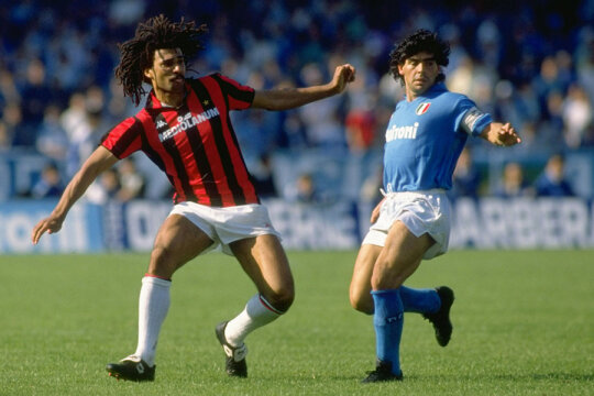 Ruud Gullit, 54 de ani, fost antrenor și acum comentator TV, în duel cu Maradona, într-un Milan - Napoli din sezonul 1987-'88