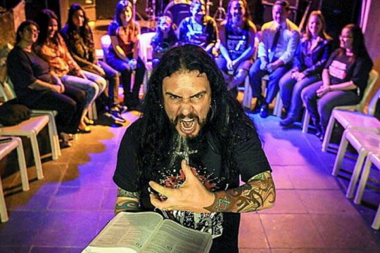 Enoriaşii unei biserici folosesc stilul heavy metal pentru a se ruga la Dumnezeu ► Foto: notizie.delmondo.info