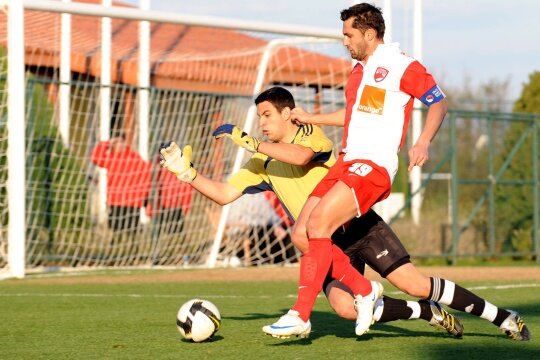 Claudiu Niculescu încearcă să-l dribleze pe portarul Slavijei Sarajevo